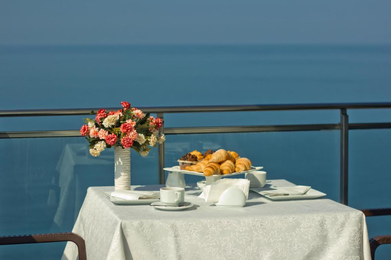 Sky Inn Batumi Eksteriør bilde